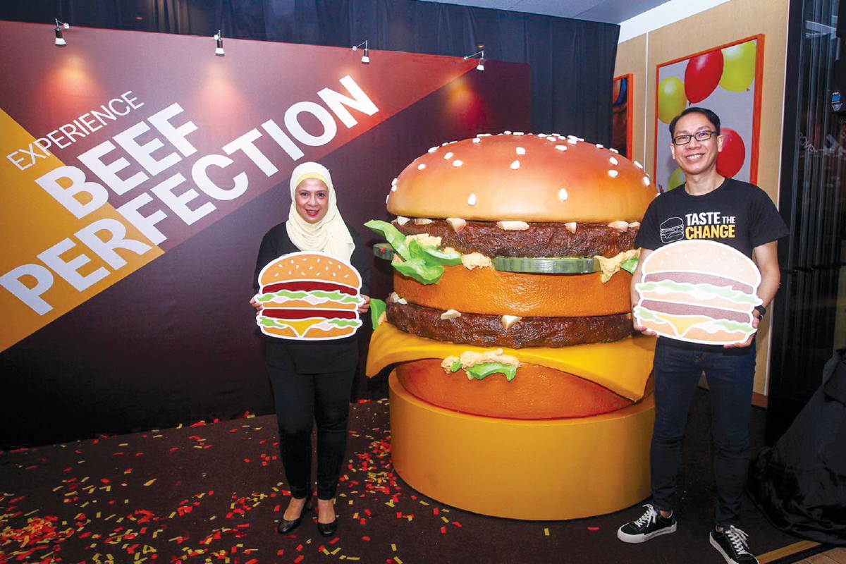 MELATI (kiri) bersama Pengarah Pemasaran McDonald’s Malaysia, Azman Mohammad melancarkan tiga hidangan burger daging diberi ‘nafas’ baharu.