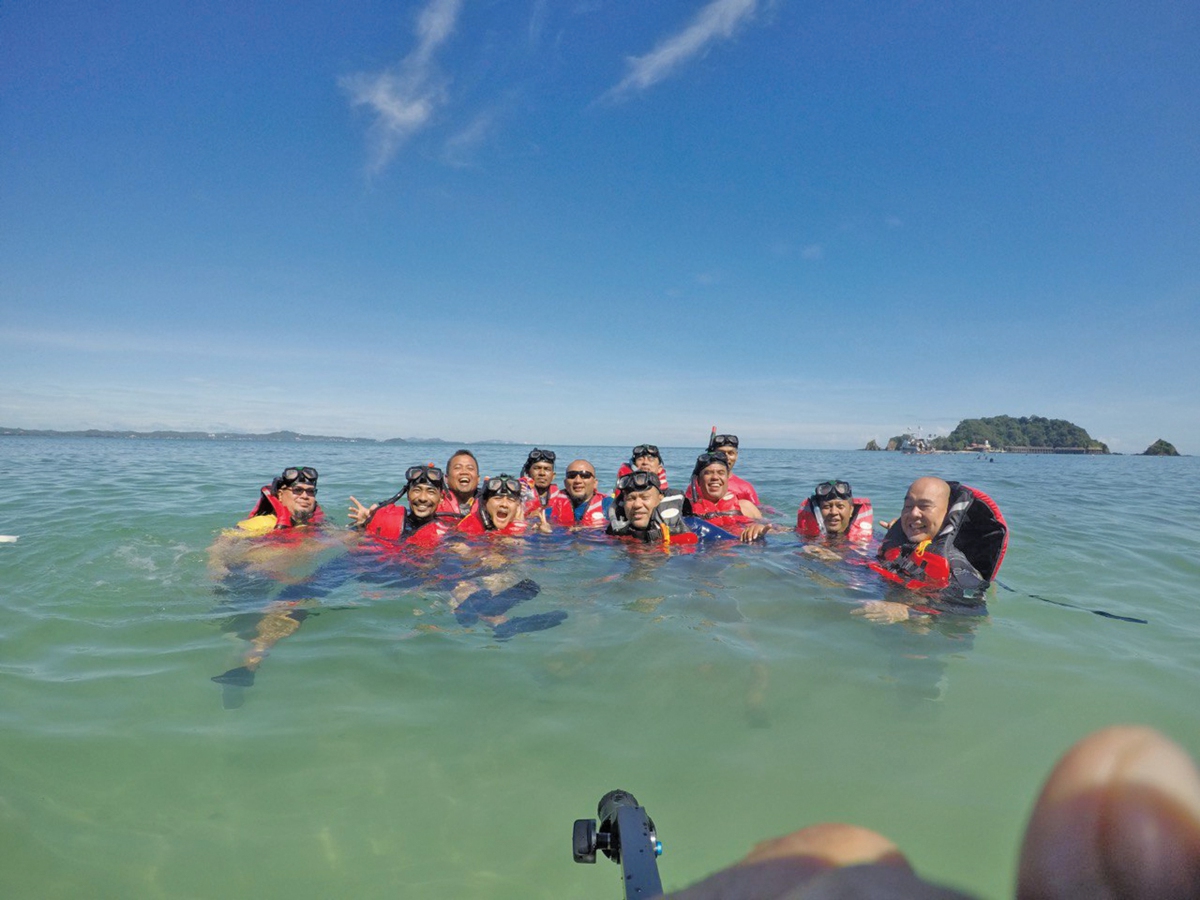 BERSEDIA melakukan aktiviti snorkeling di Pulau Kapas.