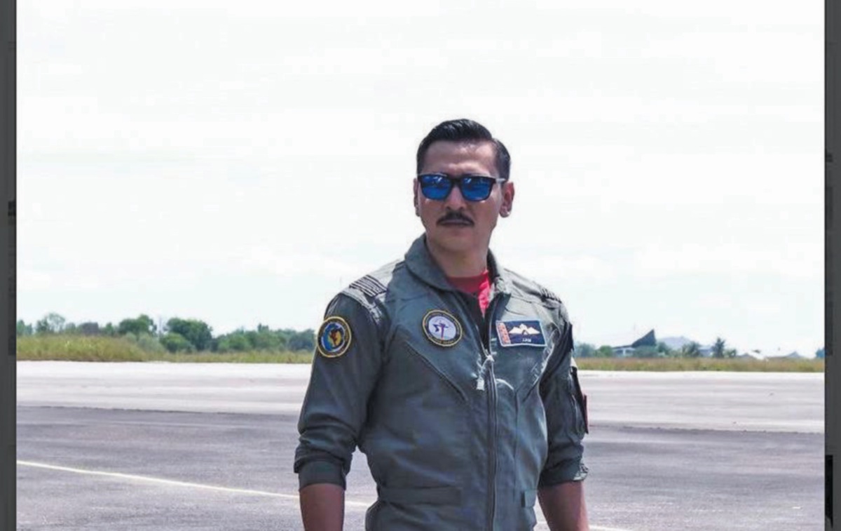 BAWA watak juruterbang Mejar Zahid dalam filem Air Force: Selagi Bernyawa.