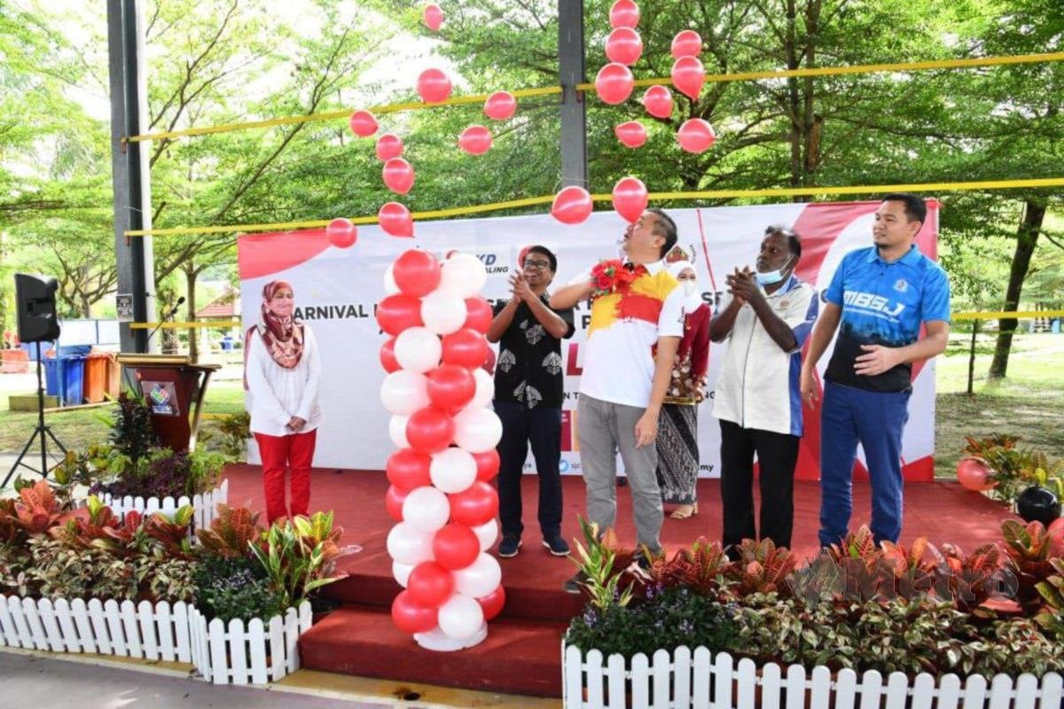 NG merasmikan karnival kesihatan sempena sambutan Hari AIDS Sedunia anjuran PKD Petaling dan MBSJ. 