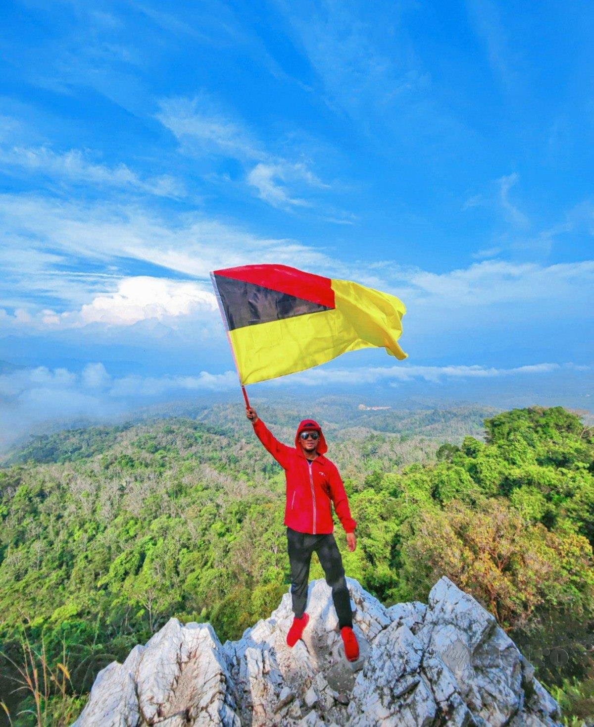 MENGIBAR bendera Negeri Sembilan di puncak Bukit Batu Sawa. 
