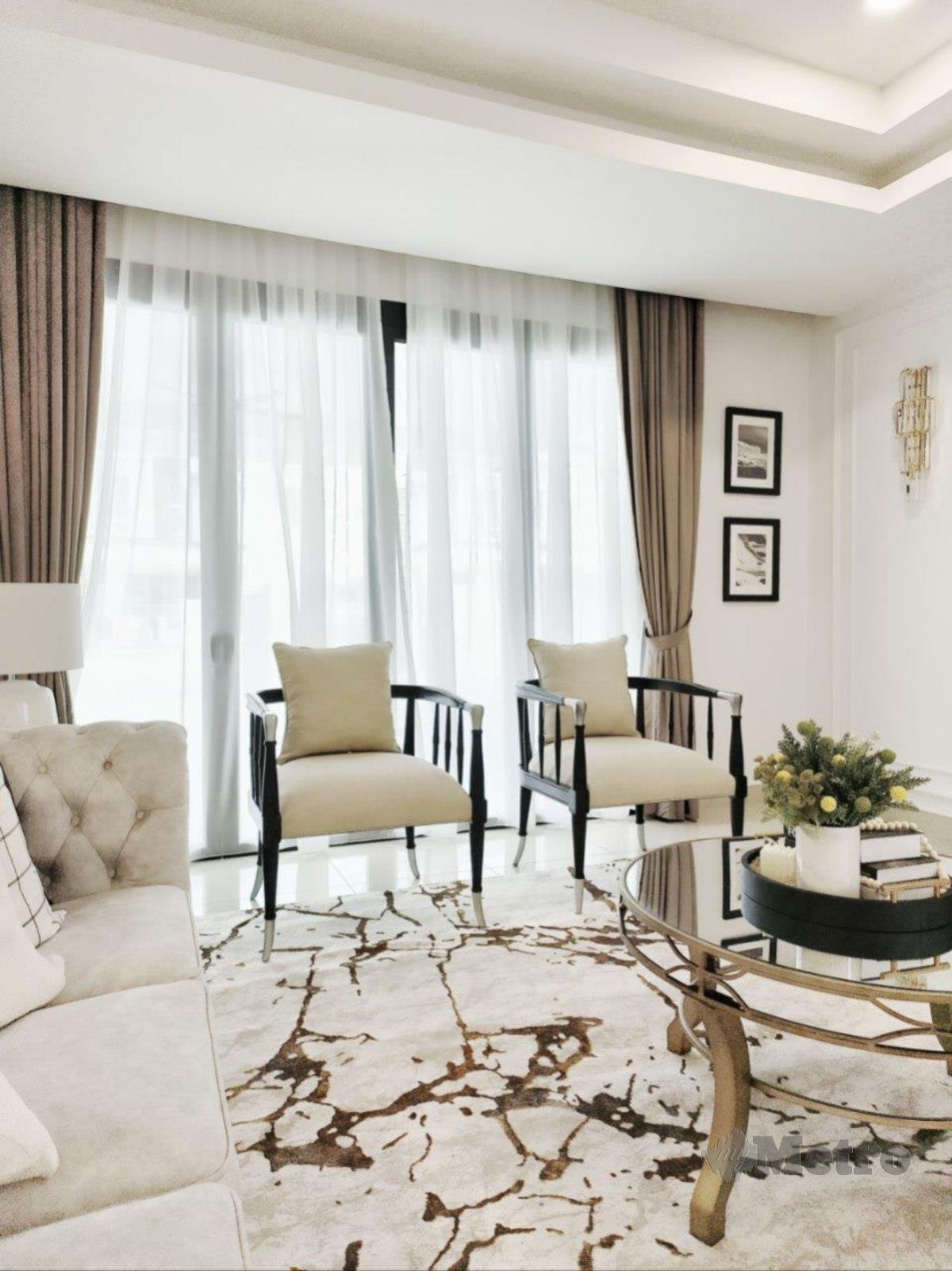 WARNA putih memberi gaya lebih sederhana pada sentuhan perabot bergaya mewah.