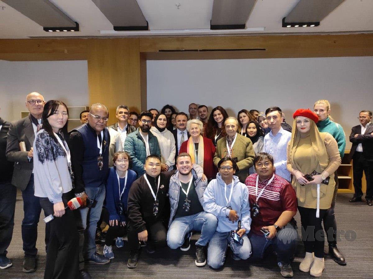 PENULIS dan rakan wartawan dari seluruh dunia turut berpeluang bertemu dengan generasi ke-22 Rumi, Esin Celebi (tengah, wanita berbaju merah). 