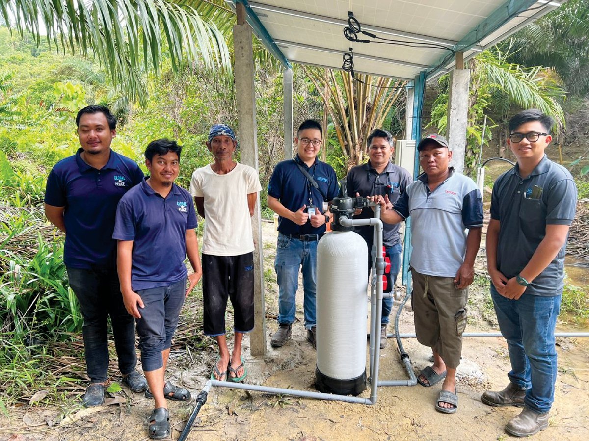WAKIL Waterco Malaysia dan GPF bersama ketua Kampung Kepesoh (dua dari kanan) selepas selesai pemasangan penapis air. 