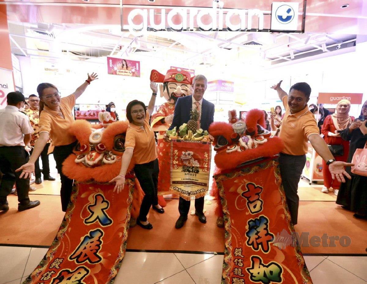 TIGA stor Guardian kini tampil dengan tema sempena Tahun Baharu Cina.