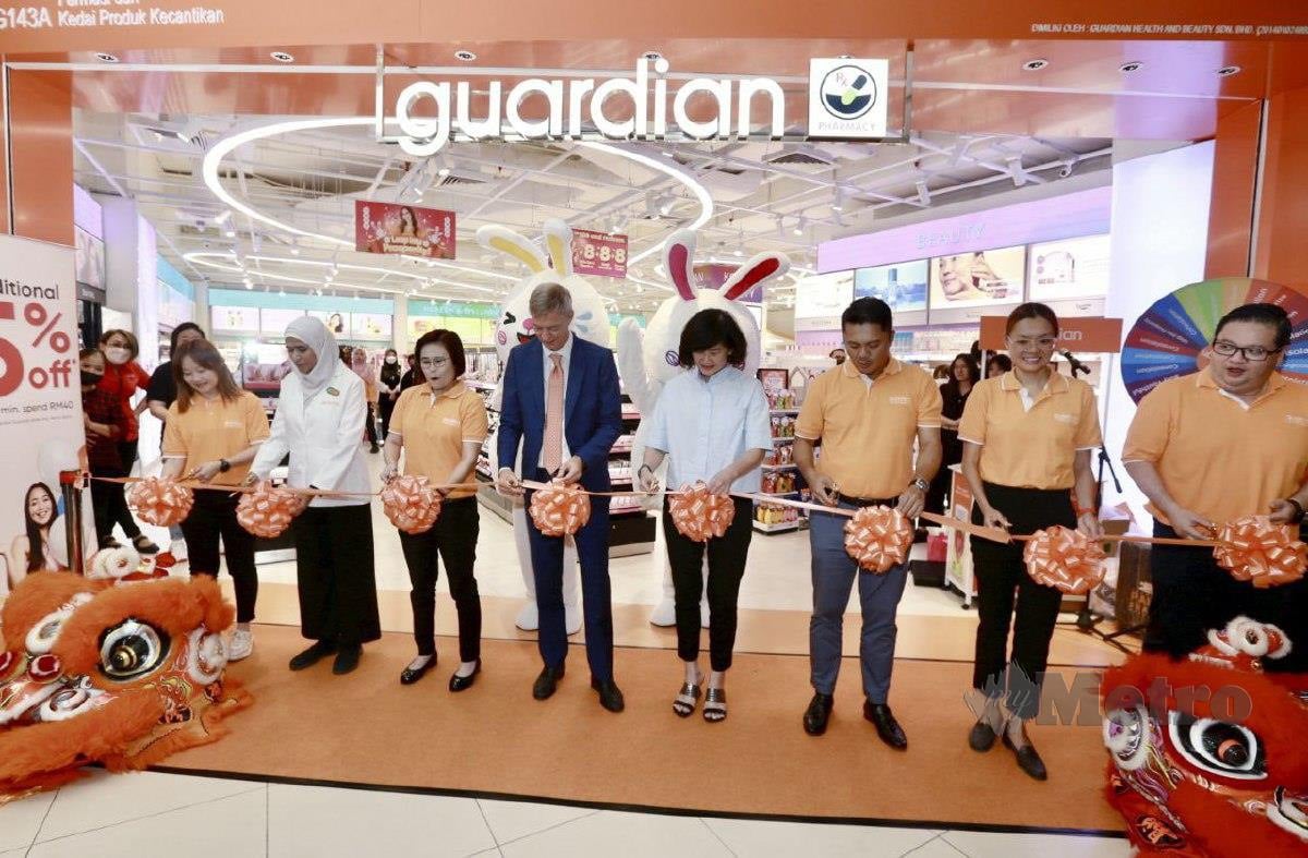 LAURIDSEN merasmikan stor Guardian berwajah baharu di pusat beli-belah 1 Utama, Petaling Jaya, baru-baru ini. 
