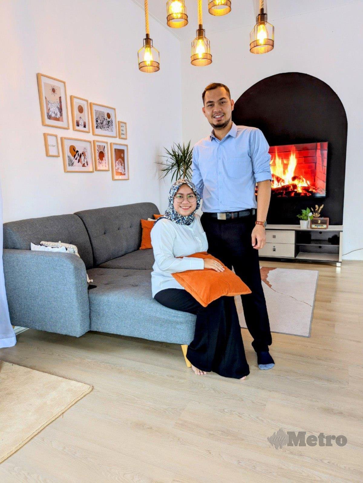 MIMIE Nabila bersama suami, Kamarulhayat di ruang tamu rumah mereka.