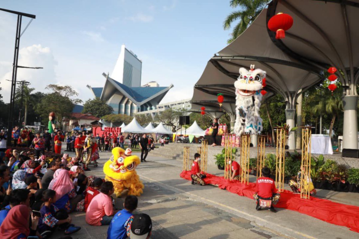 TARIAN Singa turut dipersembahkan untuk pengunjung Shah Alam Hari Tanpa Kenderaan MBSA.