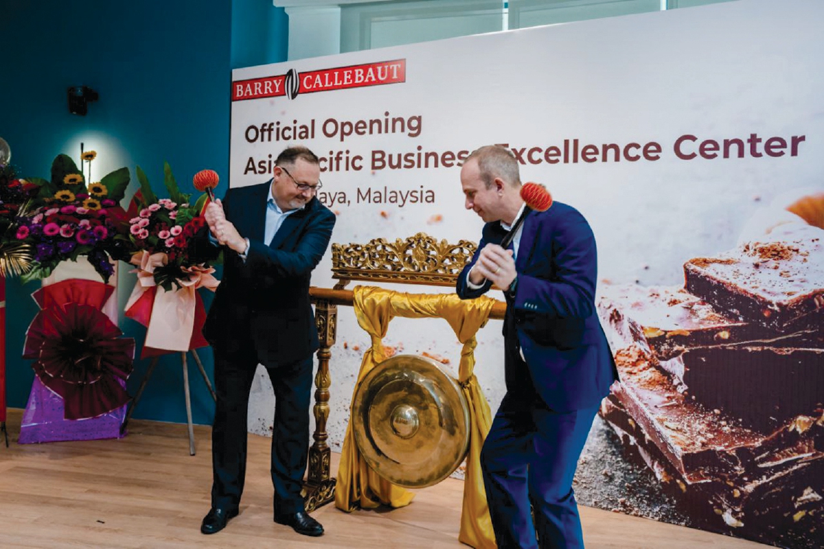 JO (kanan) bersama Pengarah Urusan Barry Callebaut Malaysia, Robert Kotuszewski merasmikan APAC BEC di Petaling Jaya, baru-baru ini.