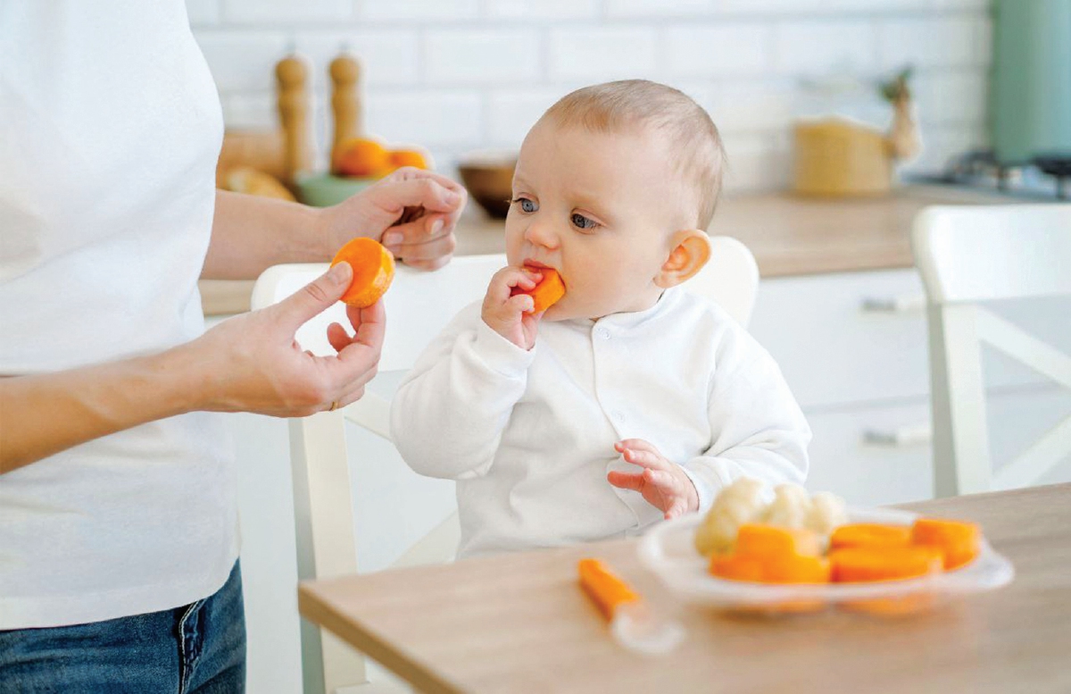 ELAKKAN memberi bayi sayur-sayuran yang tidak dimasak atau bertekstur keras seperti lobak merah.