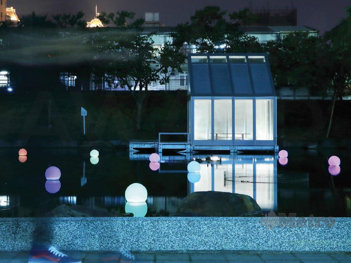 WATER House 2.0 iaitu pavilion di Universiti Feng Chia di Taiwan menggunakan prototaip tingkap kaca dengan lapisan air.