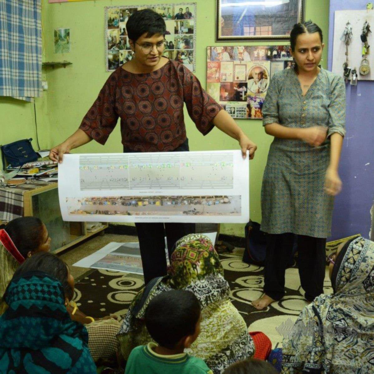 SANDHYA (kiri) dan Bhawna menggunakan kemahiran untuk bantu komunitinya.