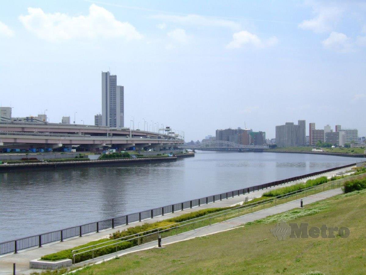 HAMPIR  kebanyakan sungai yang ada di Jepun, memiliki tebing tinggi untuk mencegah banjir. 