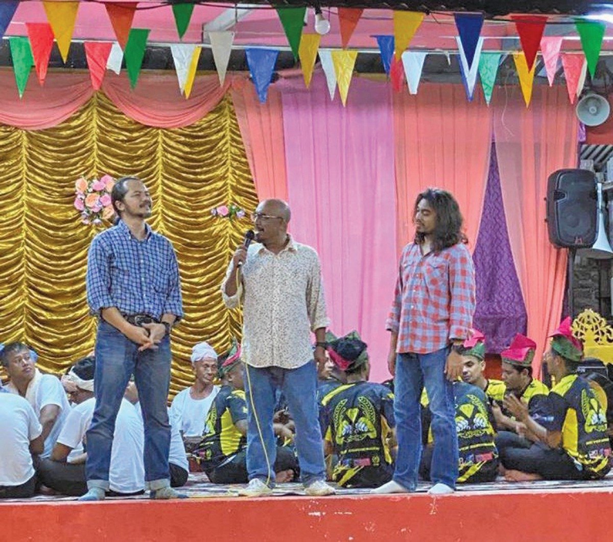 SABRI (tengah) bersama pelakon utama Tumpat Berdarah, Issey (kanan) dan Asrul.