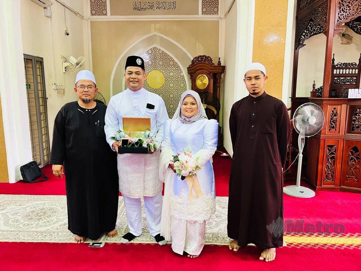 HAIDA dan suami selepas majlis akad nikah di sebuah masjid di Melaka.