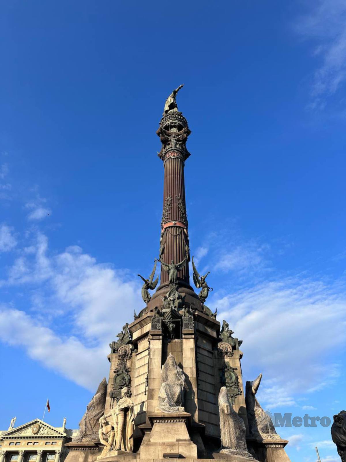 COLUMBUS Column di sepanjang laluan La Rambla yang memperlihatkan monumen Christopher Columbus menunjukkan arah ‘dunia baharu’.
