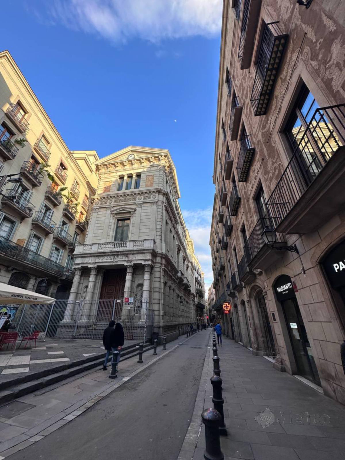 BAHAGIAN kiri dan kanan laluan pejalan kaki La Rambla ada banyak kedai cenderahati termasuk ‘kedai kopi’ untuk menikmati pemandangan kota Barcelona. 