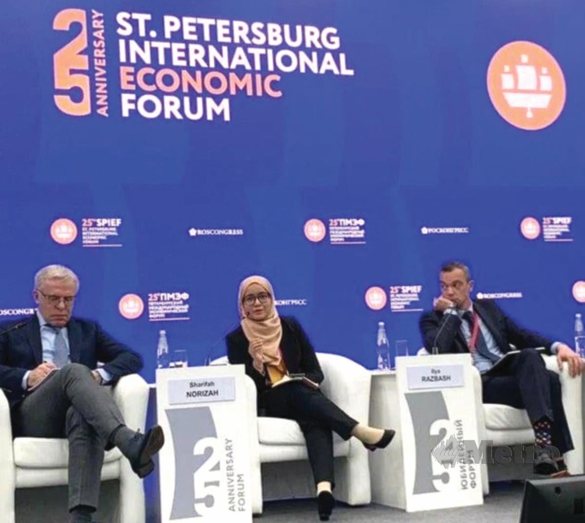 SHARIFAH Norizah (tengah) menjadi panel Forum Ekonomi Antarabangsa St Petersburg (SPIEF) ke-25 tahun lalu. 