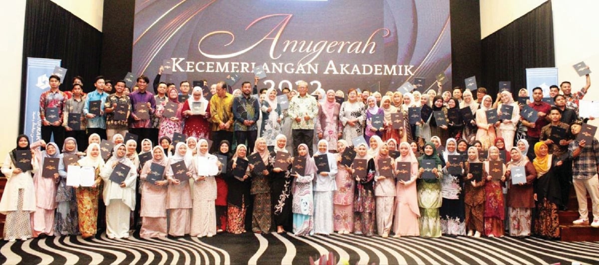 PHILIP (berdiri atas 12 dari kiri) bersama 101 penerima anugerah pada Majlis Anugerah Kecemerlangan Akademik YBR baru-baru ini.