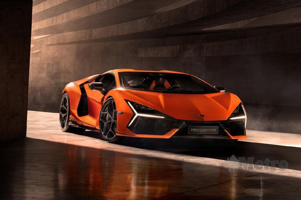 REVUELTO supercar prestasi hibrid pertama Lamborghini.