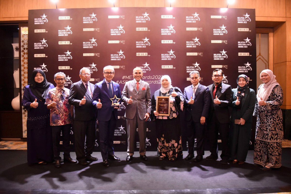 DR Mohd Shukri (tengah) menerima anugerah daripada di anugerah META 2023 baru-baru ini.