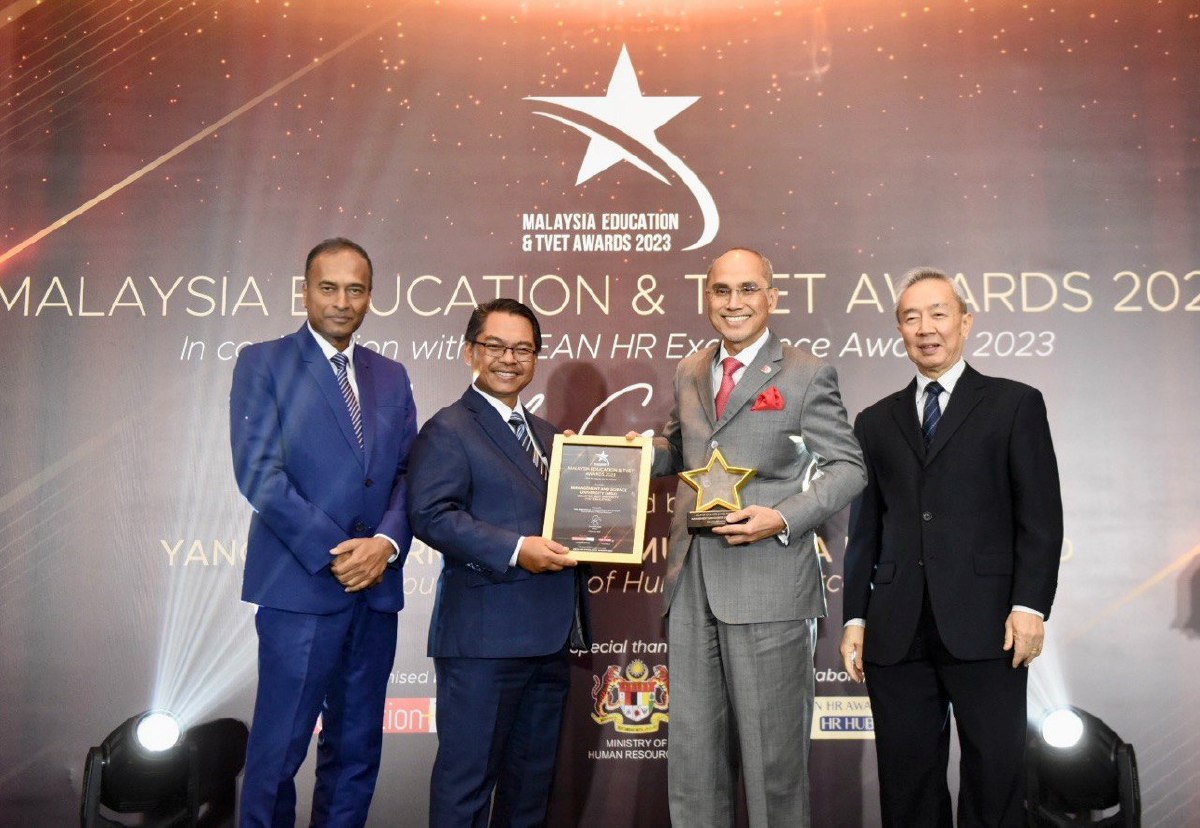 DR Mohd Shukri (dua dari kanan) menerima anugerah daripada Mustapha sambil diperhatikan Rajendran dan Lee Seng Chee pada anugerah META 2023 baru-baru ini.