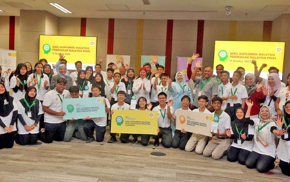 RODZIAH Zainudin (tengah) bergambar bersama peserta yang mengikuti Cabaran NXplorers Semenanjung Malaysia 2023.