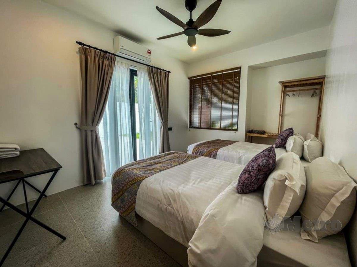 ANTARA bilik tidur dirias dengan motif kayu, buluh dan warna natural.
