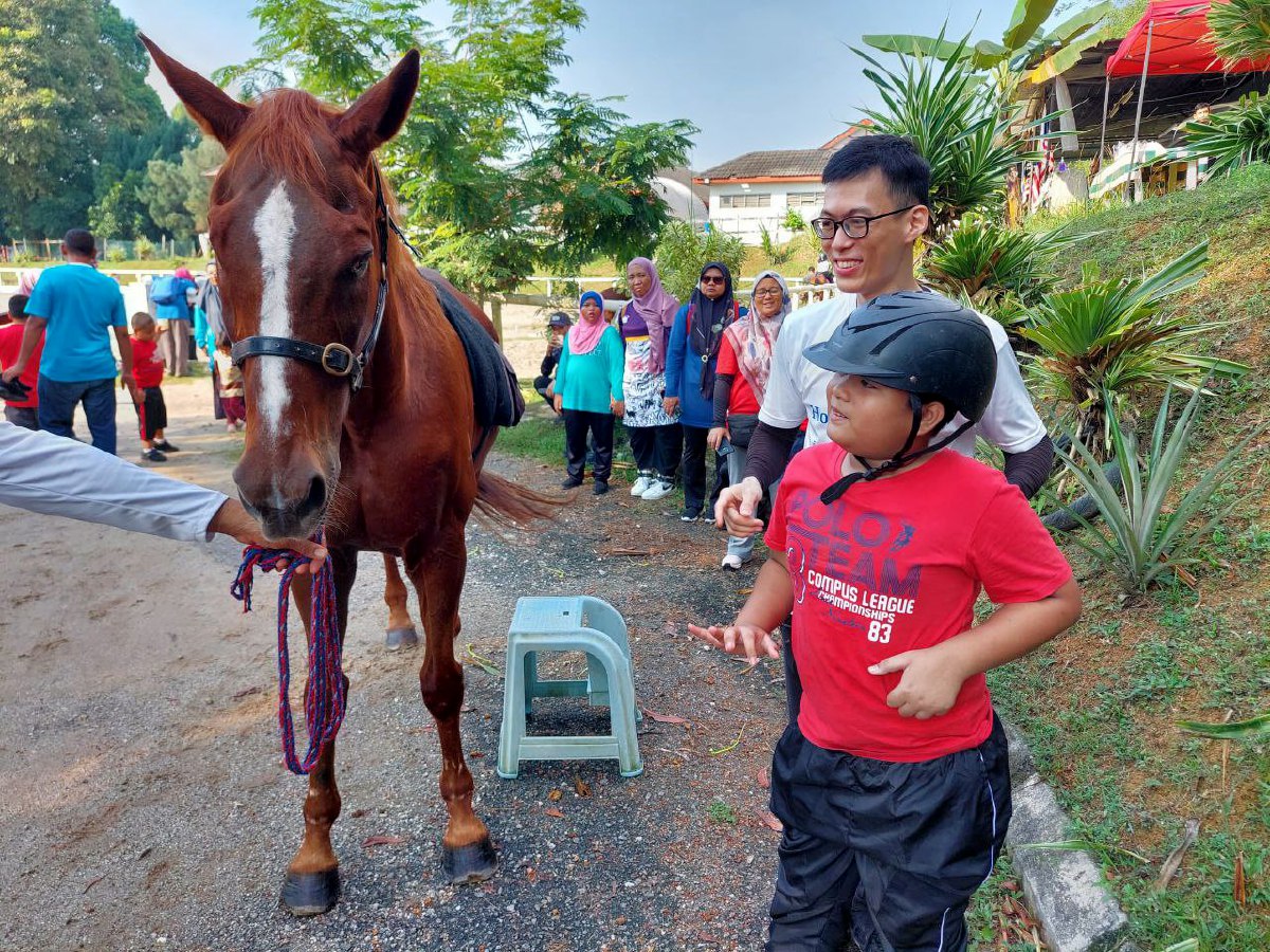 KANAK-kanak austisme berinteraksi dengan kuda juga membantu kemahiran sosial mereka.
