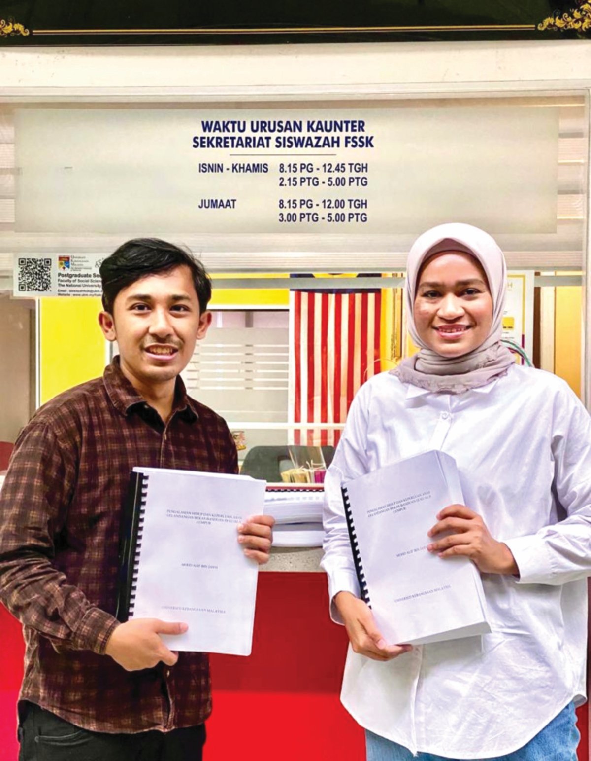 DR Mohd Alif bergambar bersama penyelianya, Dr Nazirah Hassan.