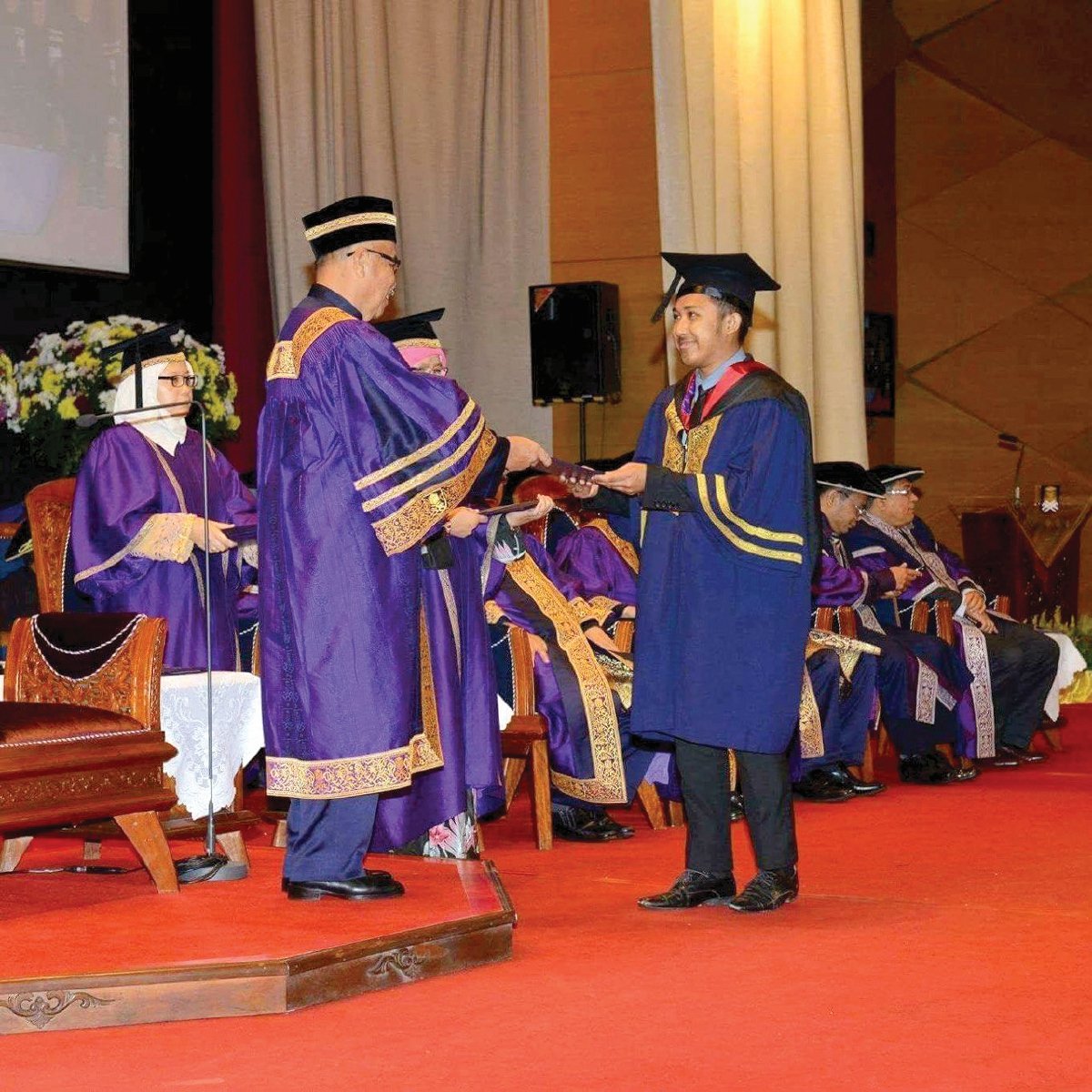 DR Mohd Alif ketika menerima PhD pertama.