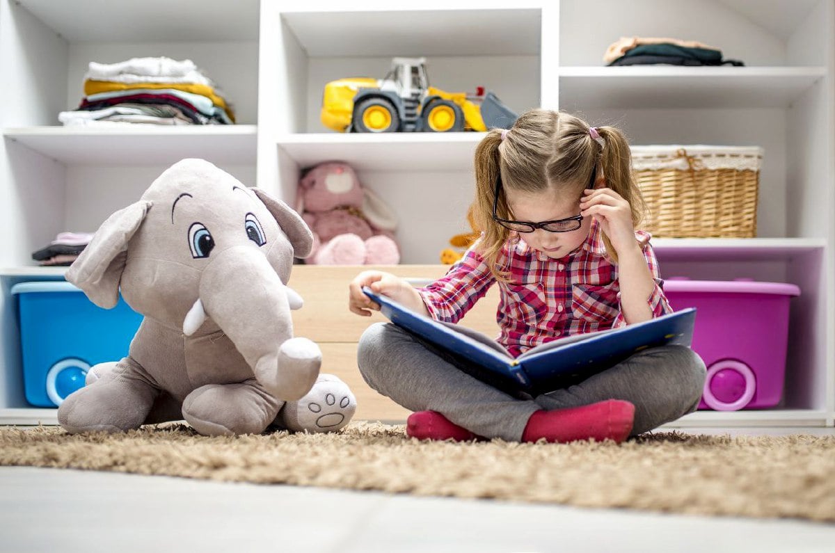 MENYEDIAKAN sudut bacaan khas untuk anak-anak  di rumah sememangnya dapat membantu memupuk minat anak anda