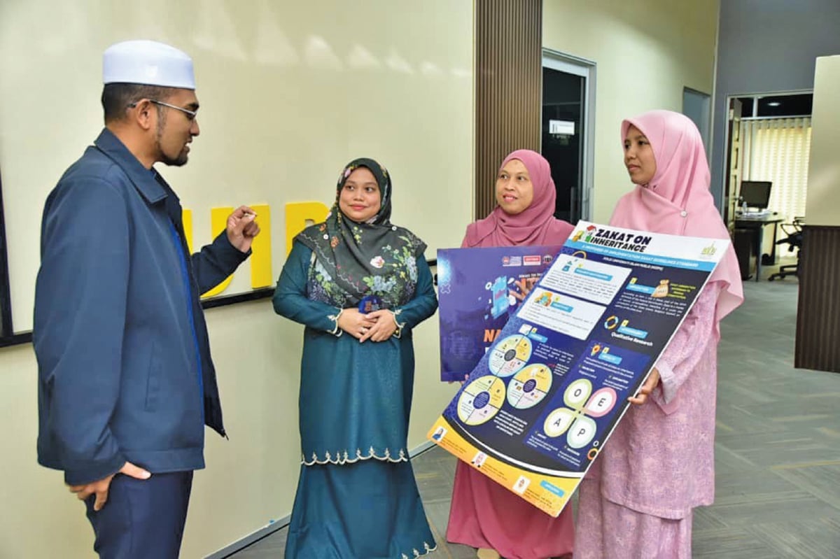 DR Muhamad Rozaimi (kiri) berbual dengan Siti Fadhilah (tiga dari kanan), Naimah (dua dari kanan) dan Suharne (kanan). 