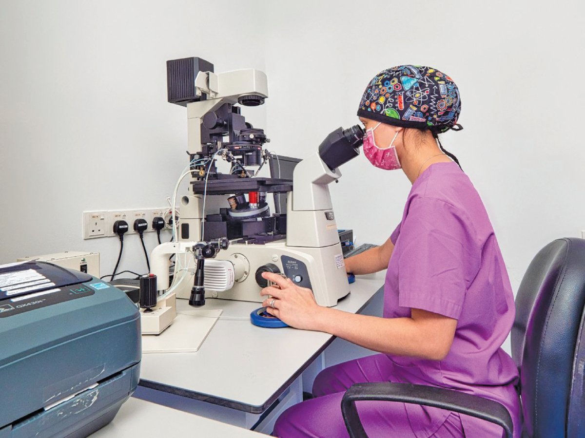EMBRIOLOGIS memeriksa kualiti embrio menerusi mikroskop. - FOTO Amirudin Sahib