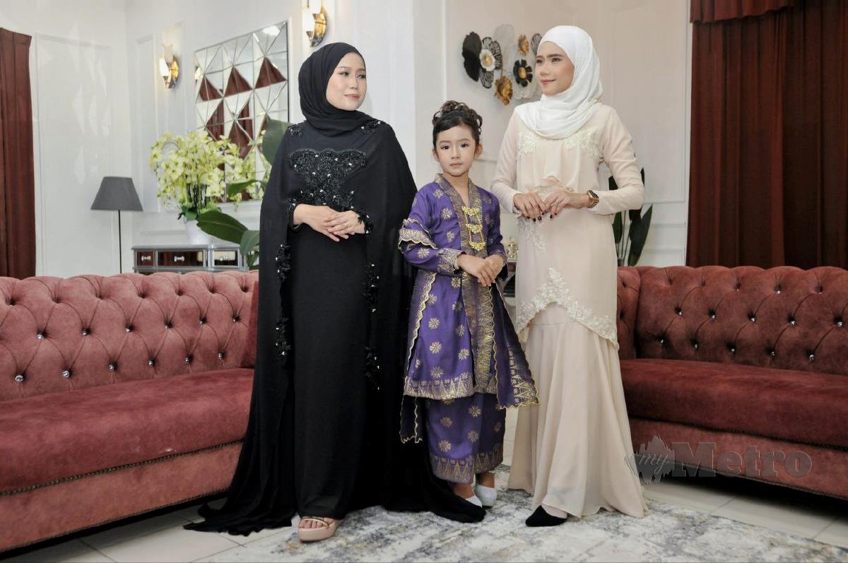 SYASYA bersama Fiffy Natasya dan Nur'Arieana Mikayla dengan potongan baju dihasilkan.