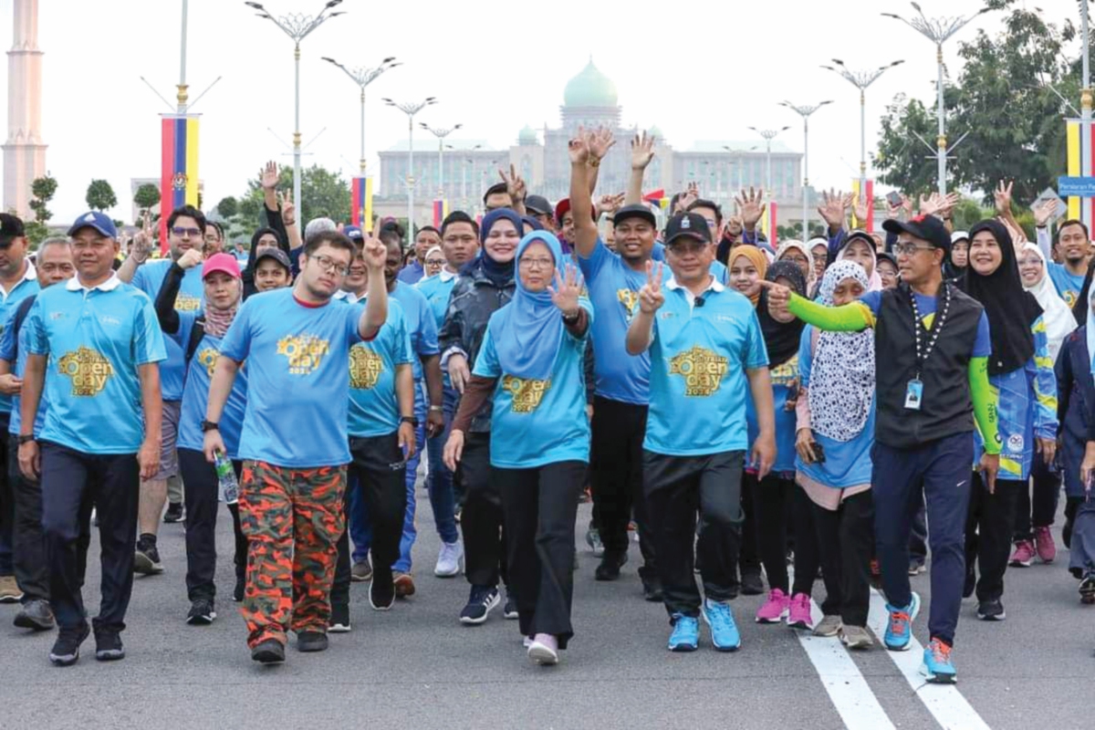 PROGRAM Berjalan Sihat @ Putrajaya 2024 sejauh 2.5 kilometer turut disertai Dr Zaliha dan Mohd Na’im.