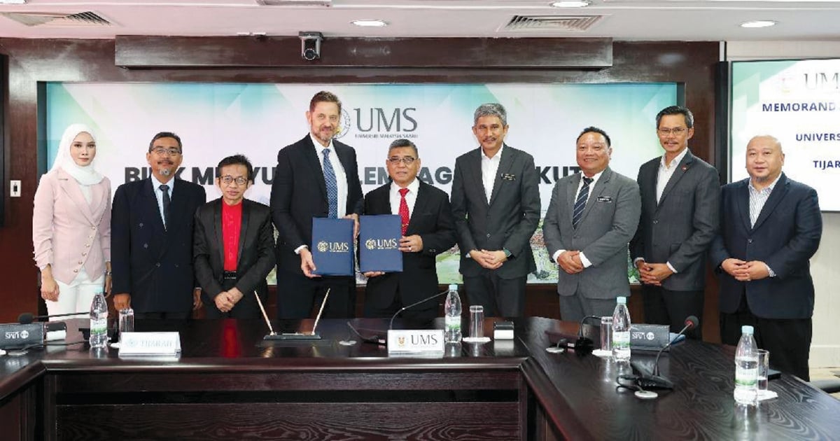 DR Kasim dan John merakamkan gambar bersama pegawai utama UMS dan wakil dari Tijarah Holding Ltd.