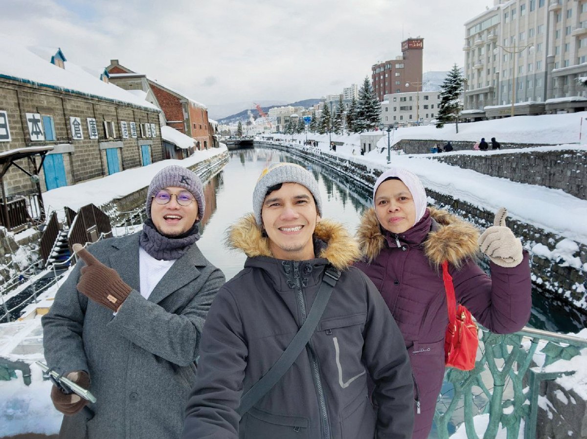 PENULIS bersama dua rakan, Mohd Azrin (kiri) dan Shakir bercuti ke Sapporo untuk bermain salji sepuas-puasnya.