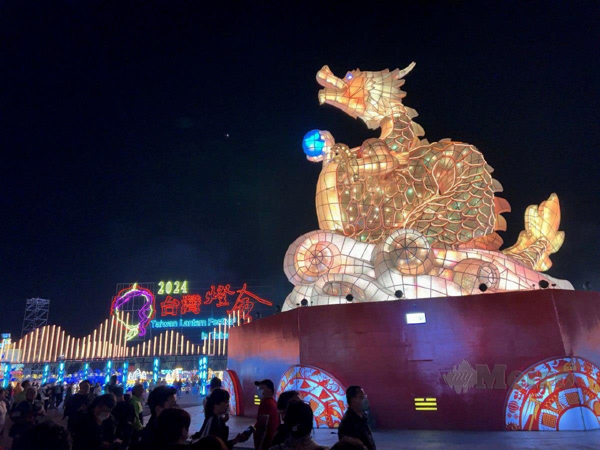 TANGLUNG naga setinggi 22 meter rekaan artis terkenal Taiwan ambil masa tiga bulan untuk disiapkan.