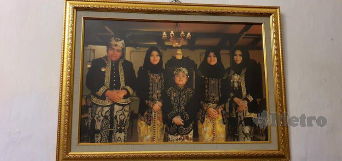 GAMBAR keluarga Sultan Kacirebonan IX Pangeran Raja Abdul Ghani Natadiningrat SE yang mendiami istana itu.