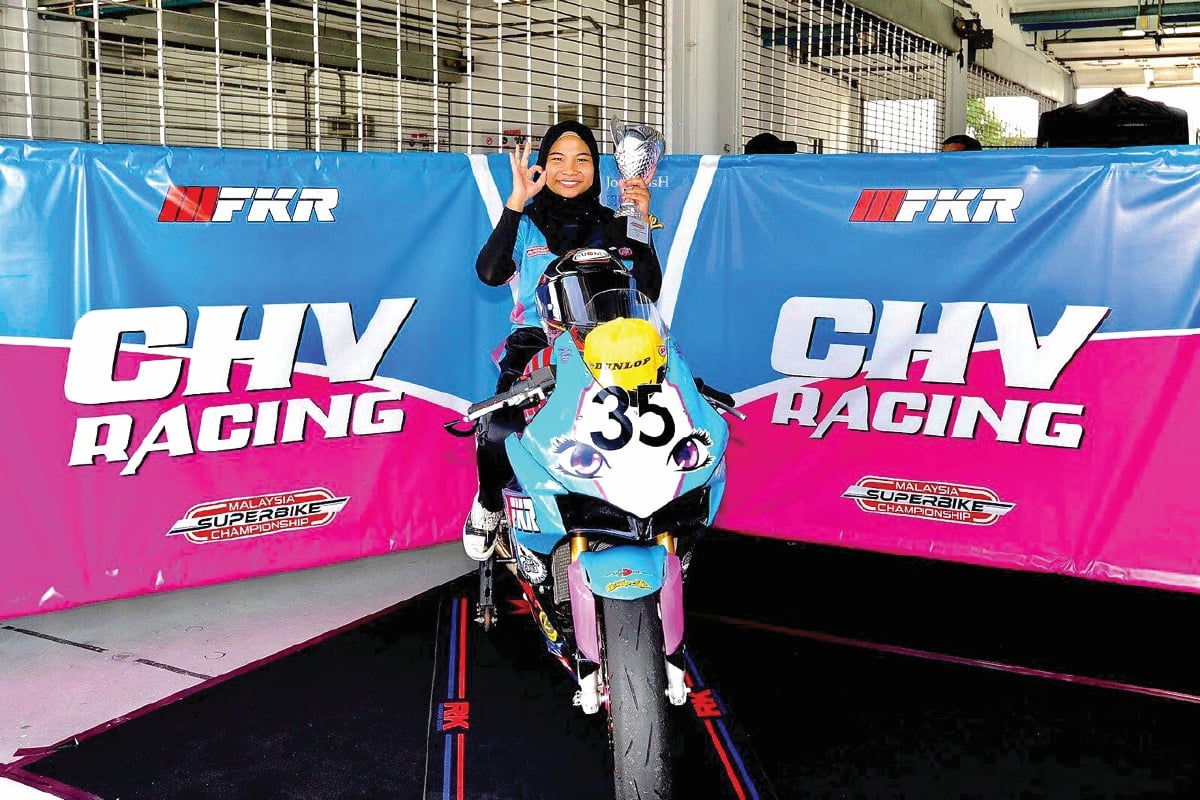 KEJAYAAN Alia didorong ibu bapa, keluarga dan pasukannya iaitu CHV Racing Team.