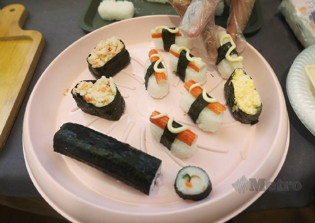 DEMONSTRASI penyediaan sushi ketika Hari Kebudayaan Jepun.