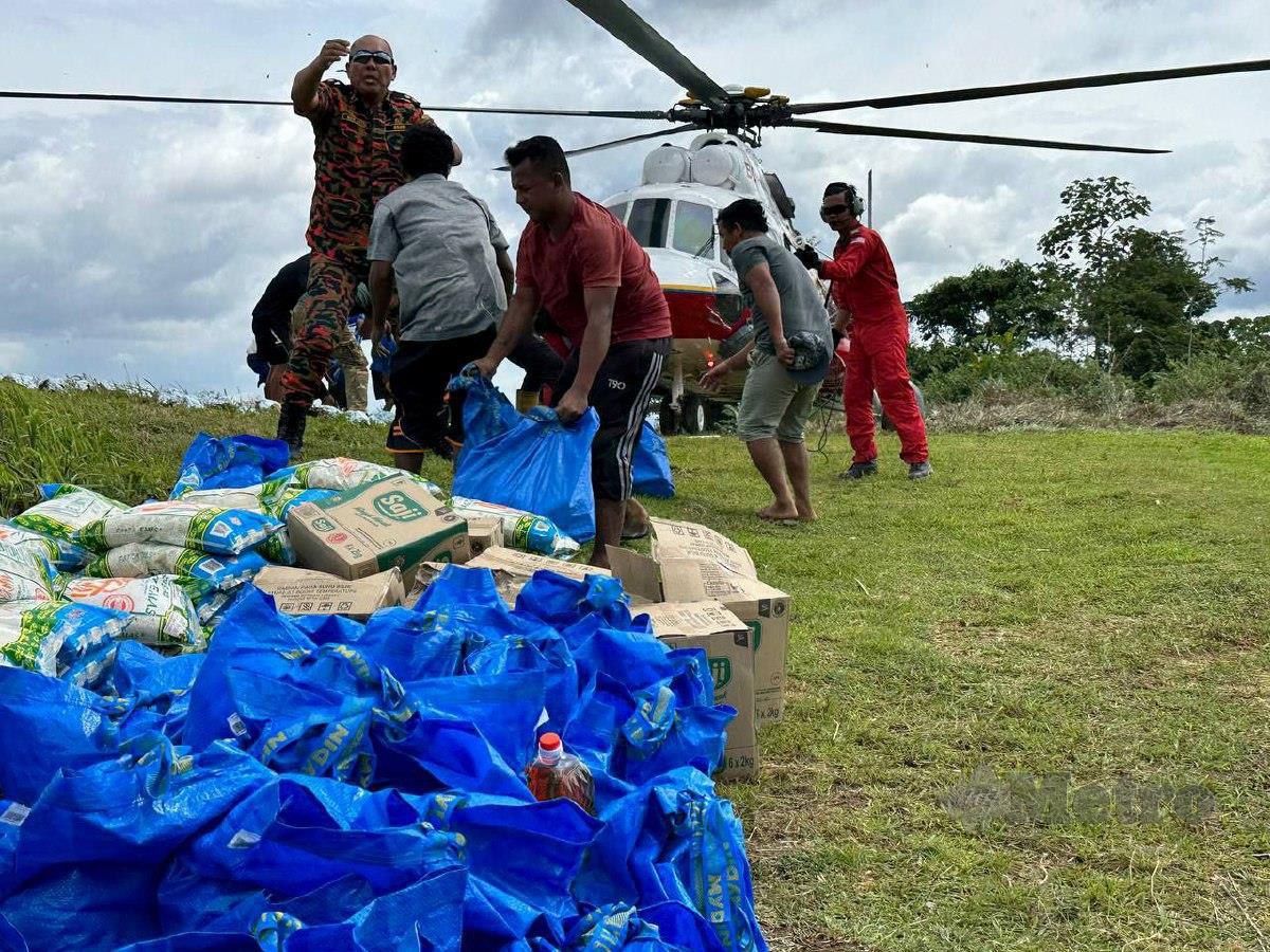 OPERASI menghantar bantuan makanan ke Kampung Jader, Pos Simpor.