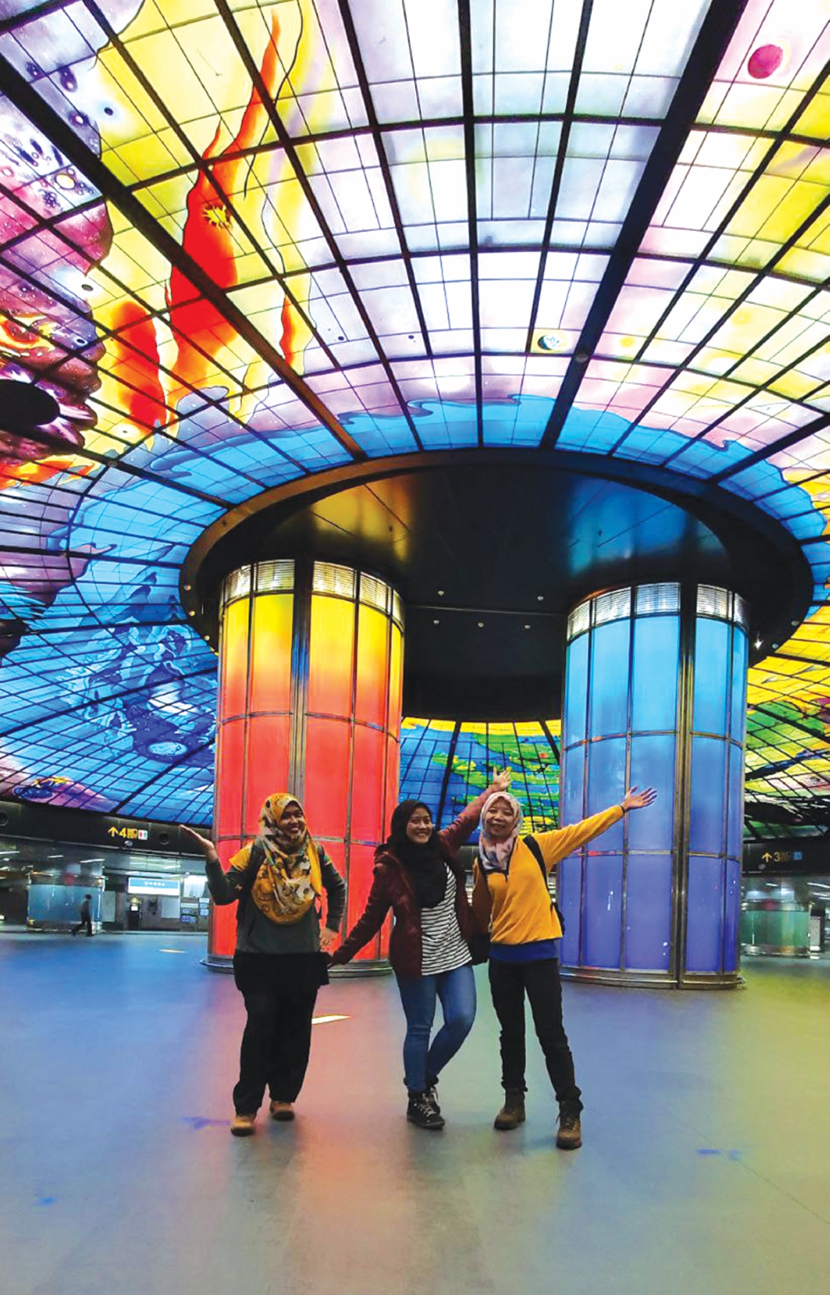 PENULIS bersama rakan di Stesen MRT Formosa Boulevard yang terkenal dengan keunikan Dome of Light.