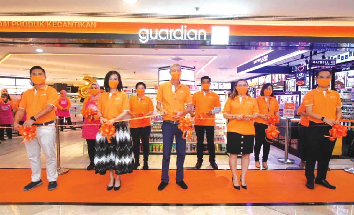 ANNA (dua dari kanan) dan Lauridsen (tengah) merasmikan rangkaian flagship Guardian serba baharu di pusat beli-belah Suria KLCC. 