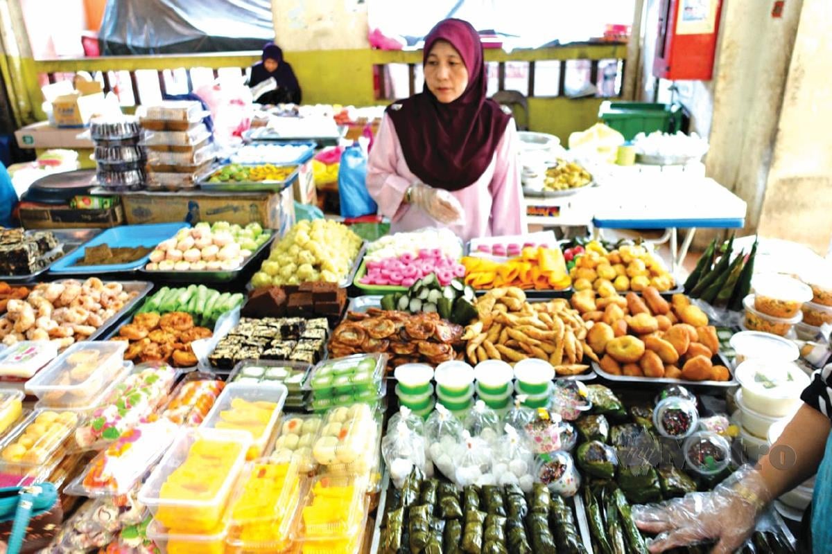 PELBAGAI jenis kuih-muih boleh didapati di Pasar Siti Khadijah. 