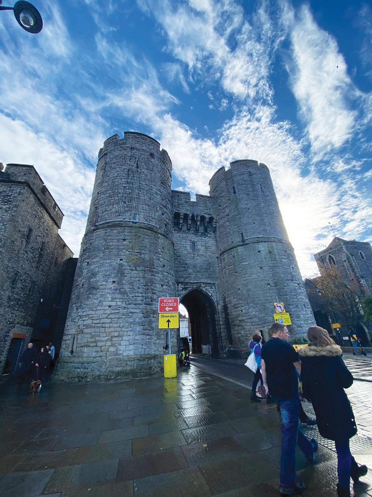 TEGAP bangunan pintu gerbang, Westgate Tower dikatakan antara tujuh binaan abad pertengahan yang terdapat di England.