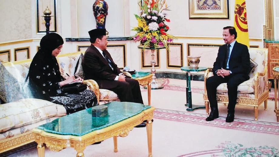 KETIKA menghadap Kebawah Duli Yang Maha Mulia Sultan Brunei ketika penempatan sebagai Timbalan Pesuruhjaya Tinggi di Bandar Seri Begawan. FOTO: Ihsan Wisma Putra