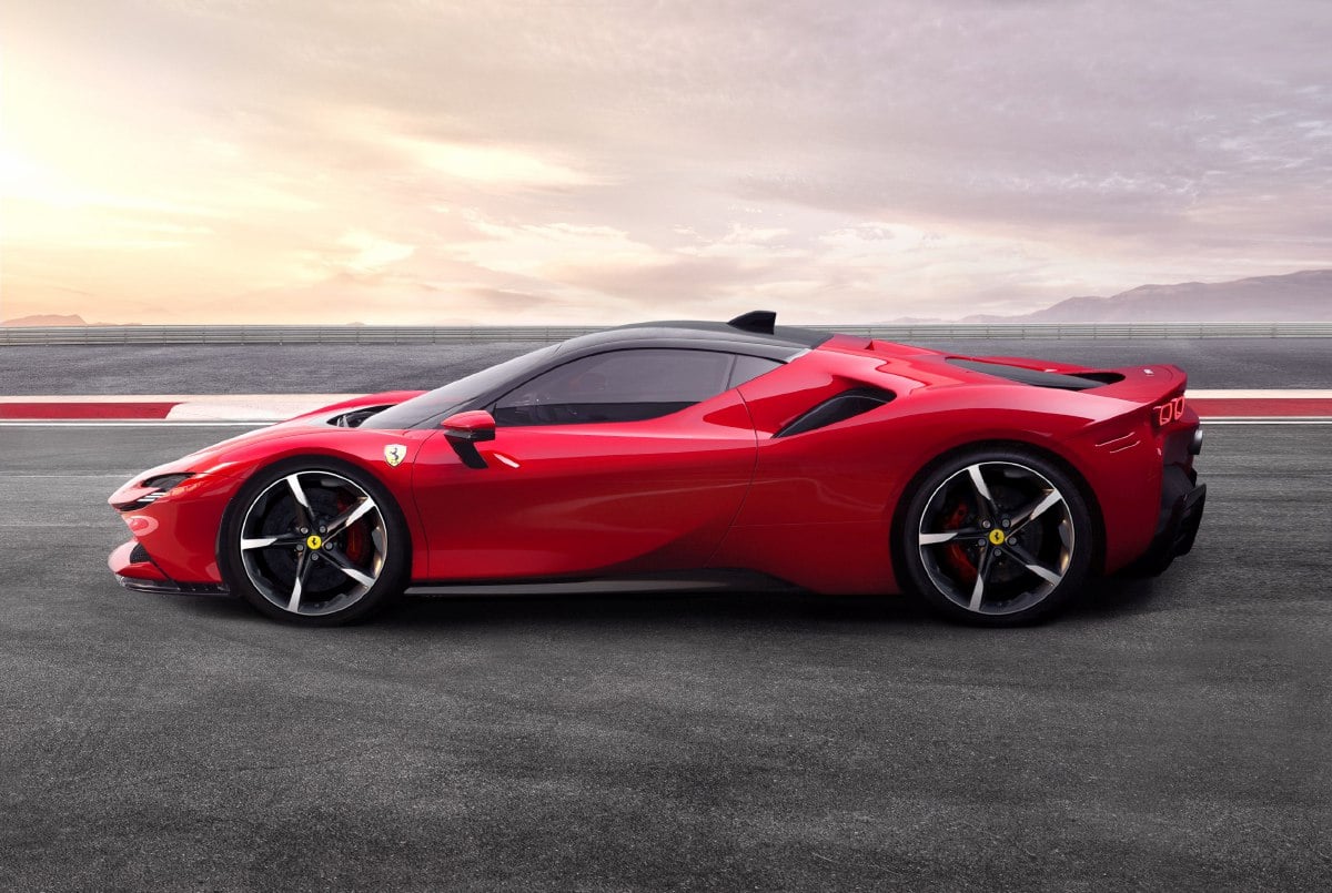 MODEL Ferrari pertama dengan pacuan empat roda.
