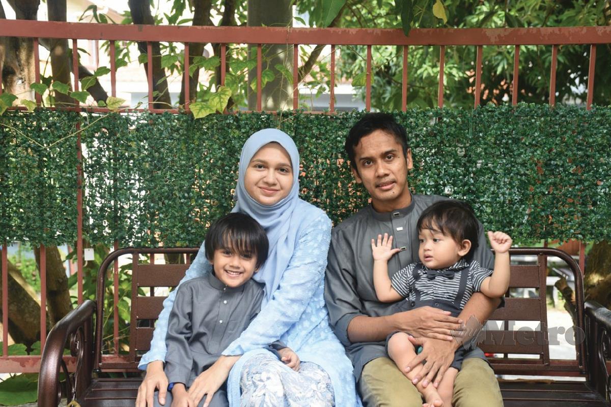 NUR Hidayatul Asmaa bersama anak dan suami ketika raya tahun lalu.